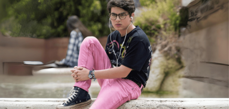 ragazzo dai pantaloni rosa
